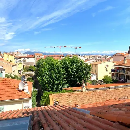 Apartment Renovated 2 Bedroom Duplex In The Center Of