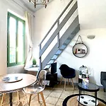 Renovated 2 Bedroom Duplex In The Center Of شقة *