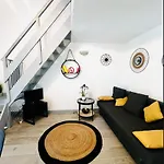 شقة Renovated 2 Bedroom Duplex In The Center Of *