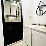 Renovated 2 Bedroom Duplex In The Center Of *